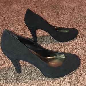 Steve Madden black suede pumps